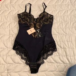Pinsy Sculpting Lace Shapesuit- medium
